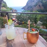 Hébergement de vacances Ali Avec Piscine Et Jacuzzi A450m Du La Uniquement Aout Dispo Pour 11 Personnes 5chambres Et 3 Sdb La Ciotat
